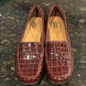 Clarks Collection Women’s Loafers Size 7M Burgundy Croc Embossed Comfort Shoes